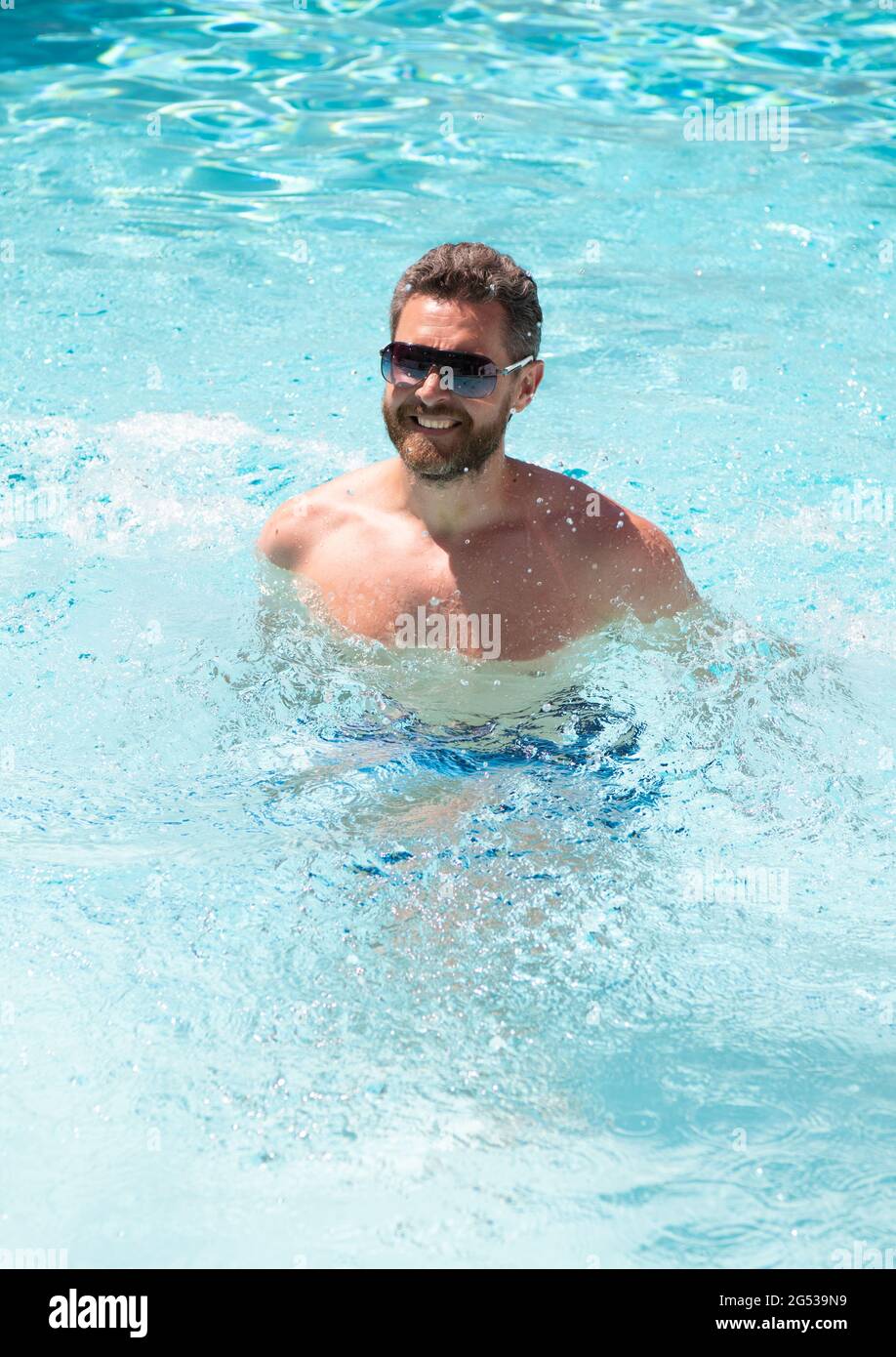 Sommerurlaub. Kerl tragen Brillen im Wasser. Freie Zeit und freier Tag. Entspannen. Stockfoto