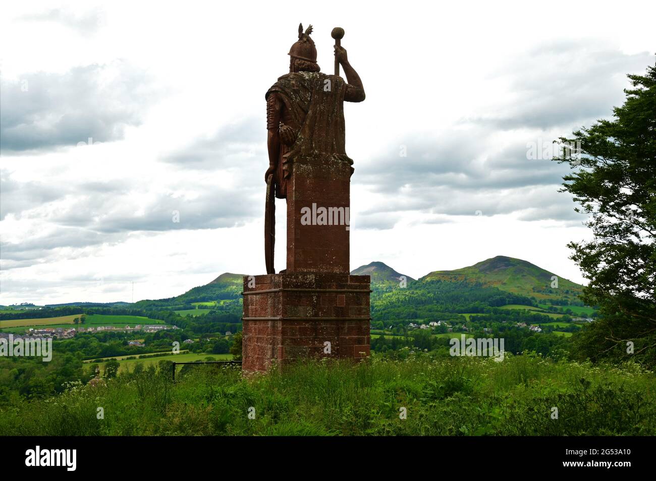 Blick auf eine ikonische Bergstatue des historischen schottischen Kriegers William Wallace. Stockfoto