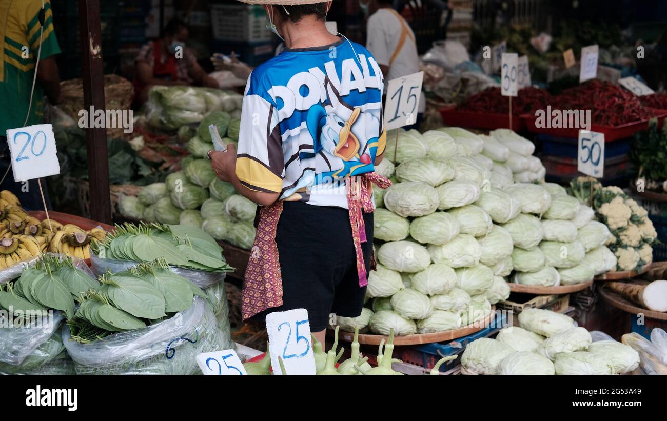 Menschen mit Bargeld in ihren Händen Khlong Toei Market dwide angleoing Geschäft Bangkok Thailand Stockfoto