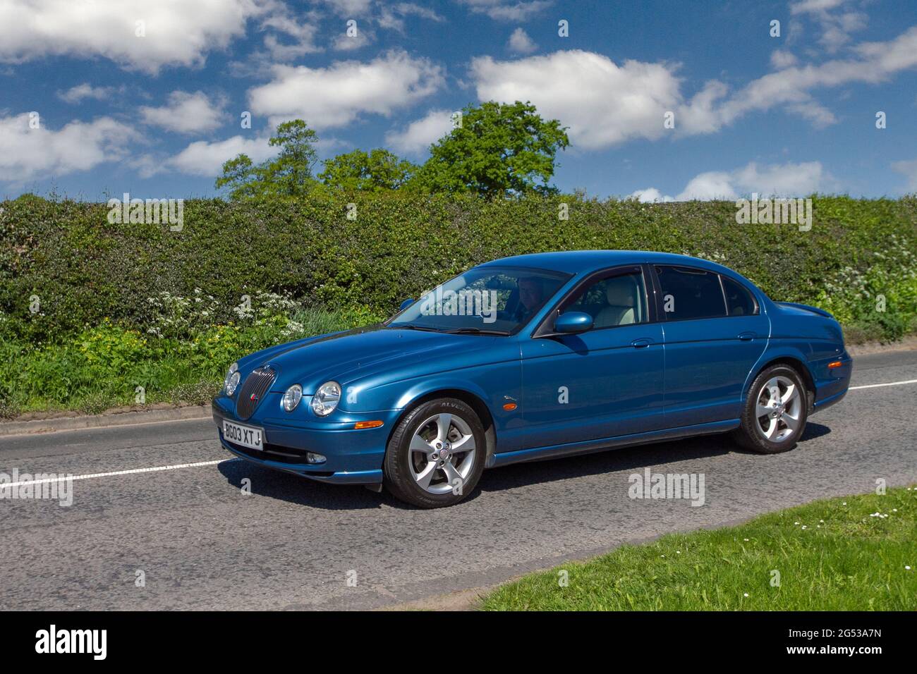2003 blaue Jaguar V6 SE 2967 ccm Benzin-4dr-Limousine auf dem Weg zur Capesthorne Hall Classic Car Show im Mai, Cheshire, Großbritannien Stockfoto