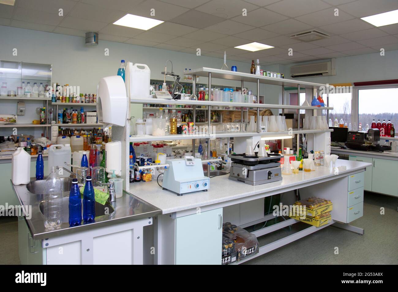 Labor, mit wissenschaftlichen Geräten zu testen und zu analysieren Produkte, Getränkeindustrie, Verkostung und Gesundheit und Sicherheit. Stockfoto