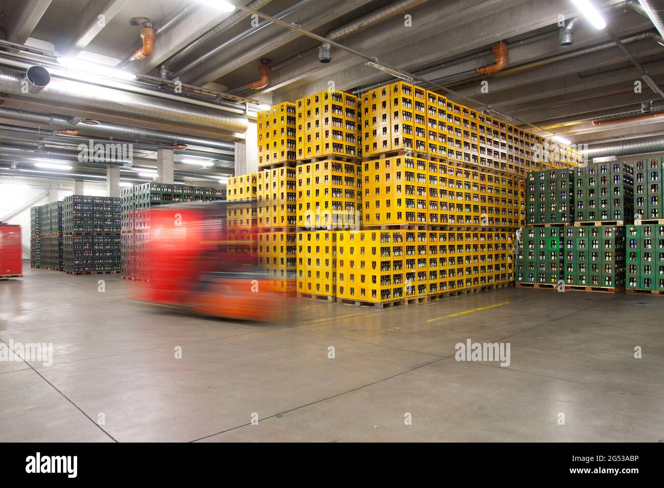 Lager und Vertriebszentrum für Waren, Paletten, Hebezeuge und Regale. Schrumpfschachteln und Bierkisten für den Transport. Rollendes Be Stockfoto