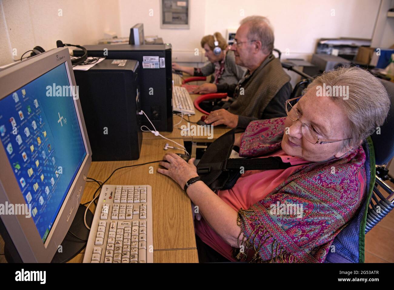 Ältere Menschen, die Computer benutzen, in Civitas Vitae, einem Altersheim, in Padua, Italien Stockfoto