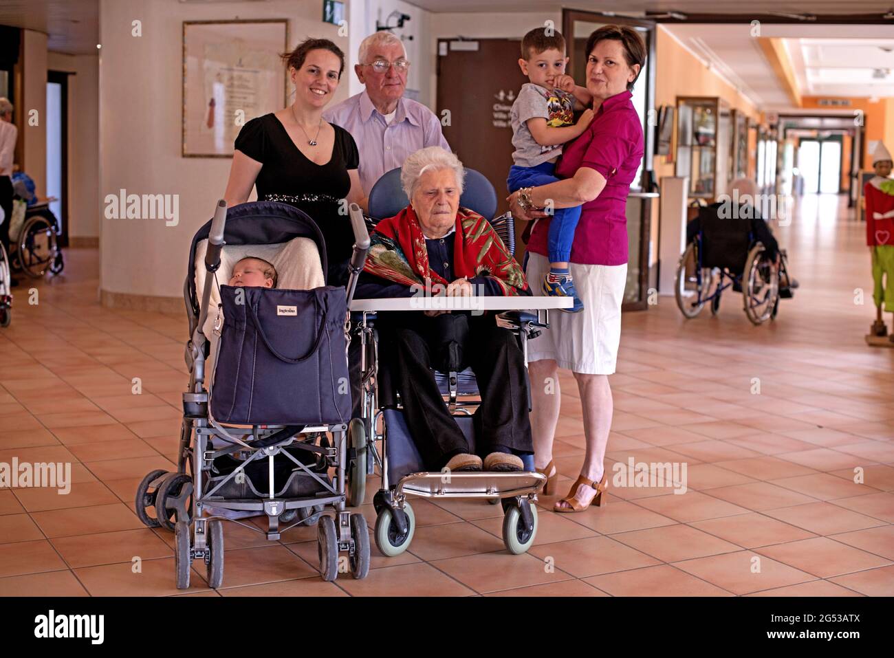 Vier Generationen zusammen in Civitas Vitae, einem Seniorenresidenz, in Padua, Italien Stockfoto