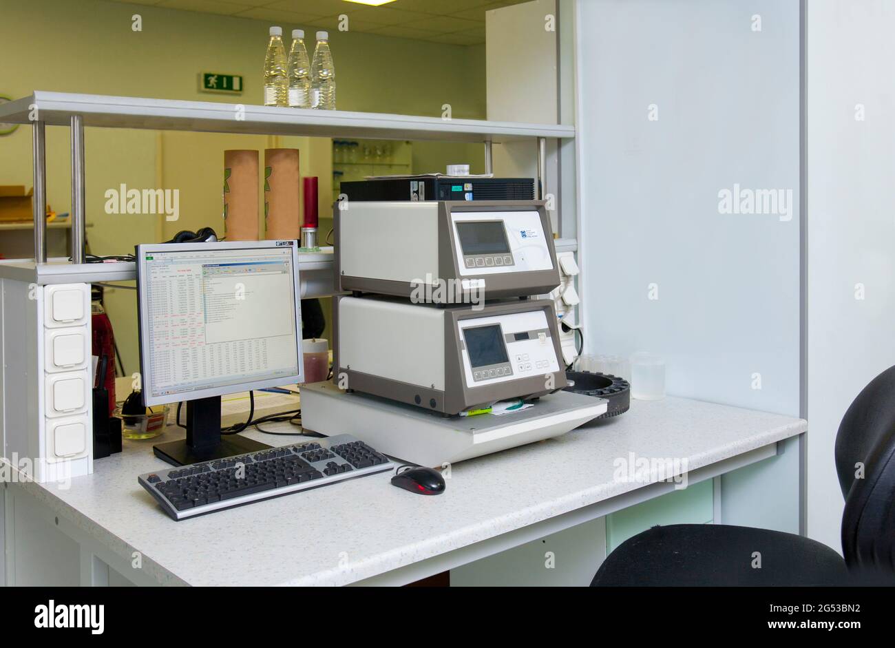 Labor, mit wissenschaftlichen Geräten zu testen und zu analysieren Produkte, Getränkeindustrie, Verkostung und Gesundheit und Sicherheit. Stockfoto