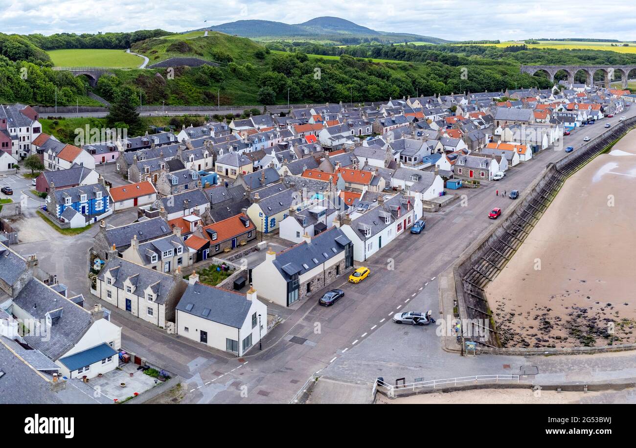 Luftaufnahme von der Drohne von Cullen an der Moray Firth Küste in Moray, Schottland, Großbritannien Stockfoto