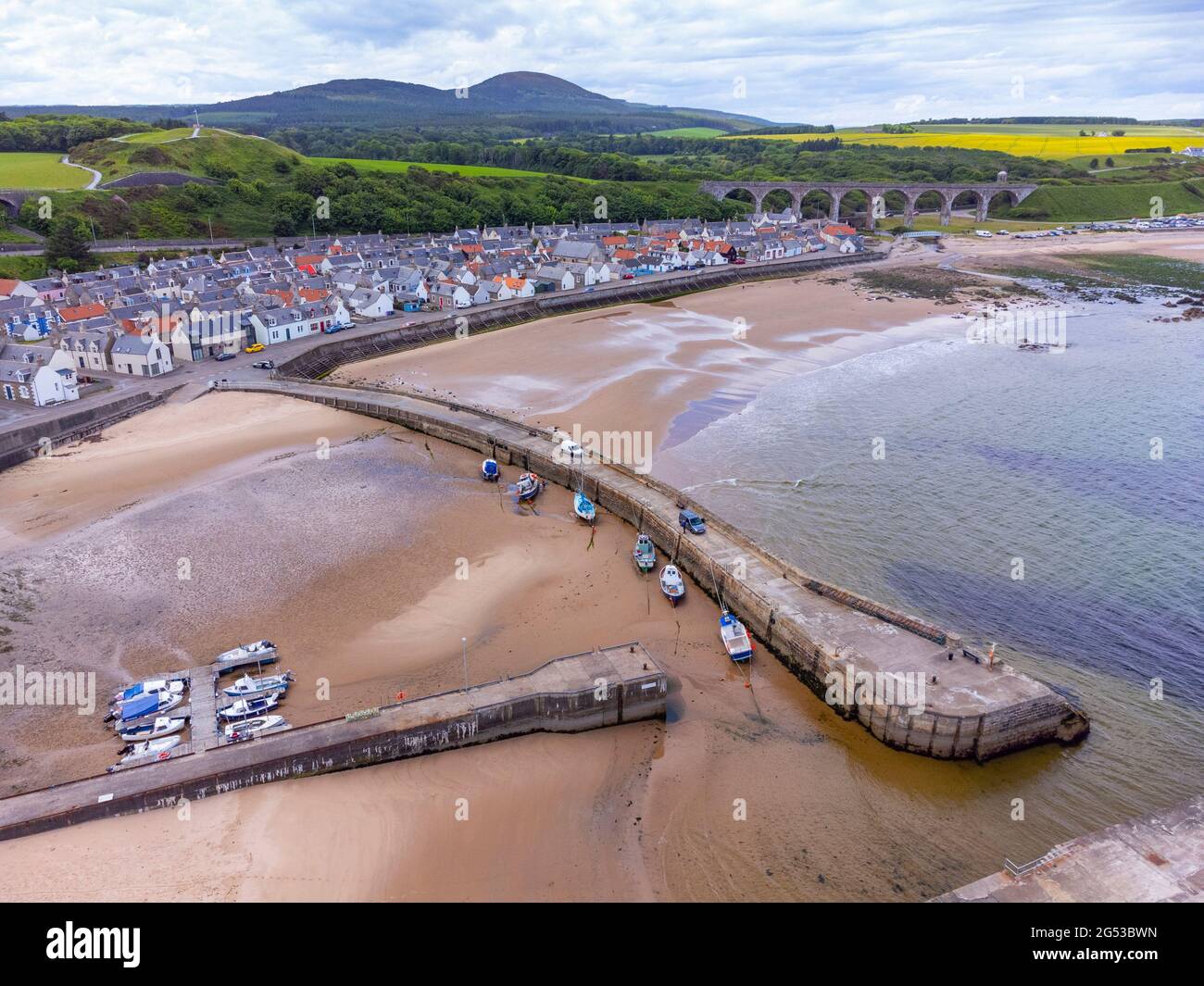 Luftaufnahme von der Drohne von Cullen an der Moray Firth Küste in Moray, Schottland, Großbritannien Stockfoto