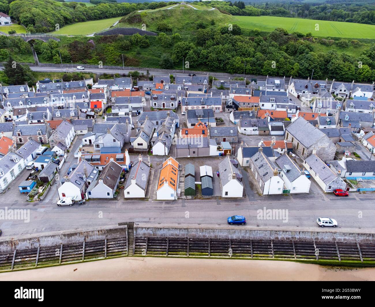 Luftaufnahme von der Drohne von Cullen an der Moray Firth Küste in Moray, Schottland, Großbritannien Stockfoto