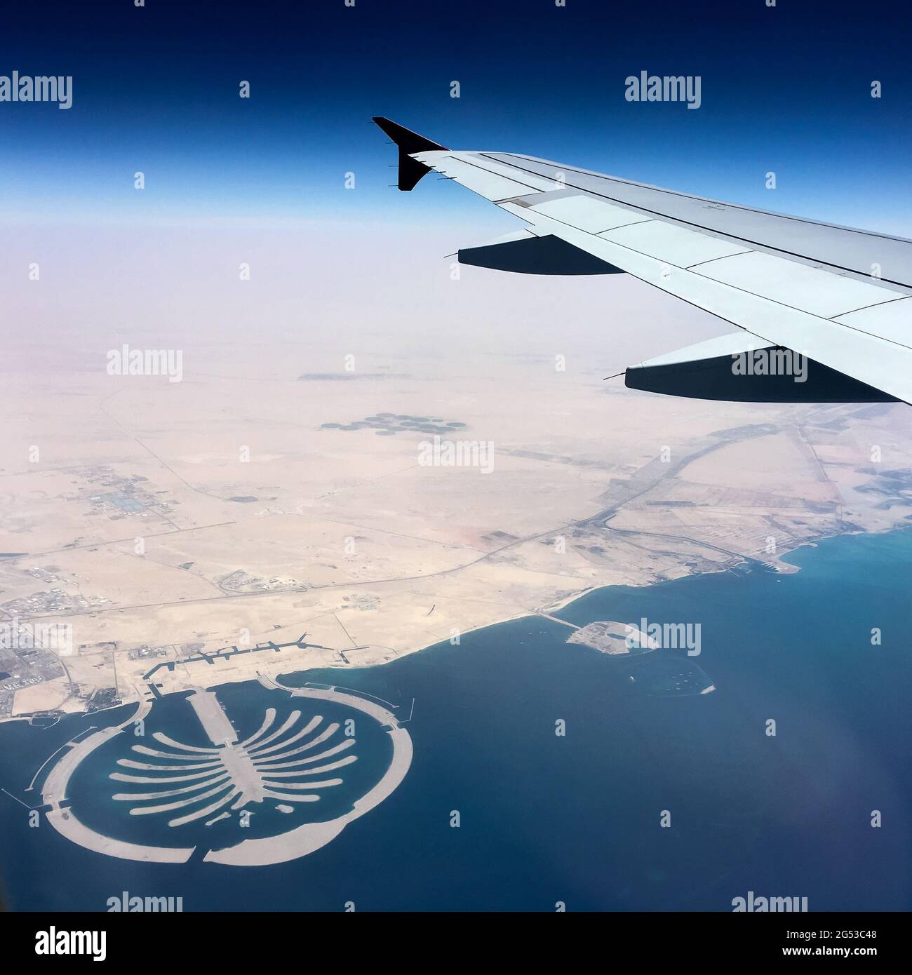 Flugzeug fliegt über das Palm Resort in den Vereinigten Arabischen Emiraten, Naher Osten Stockfoto
