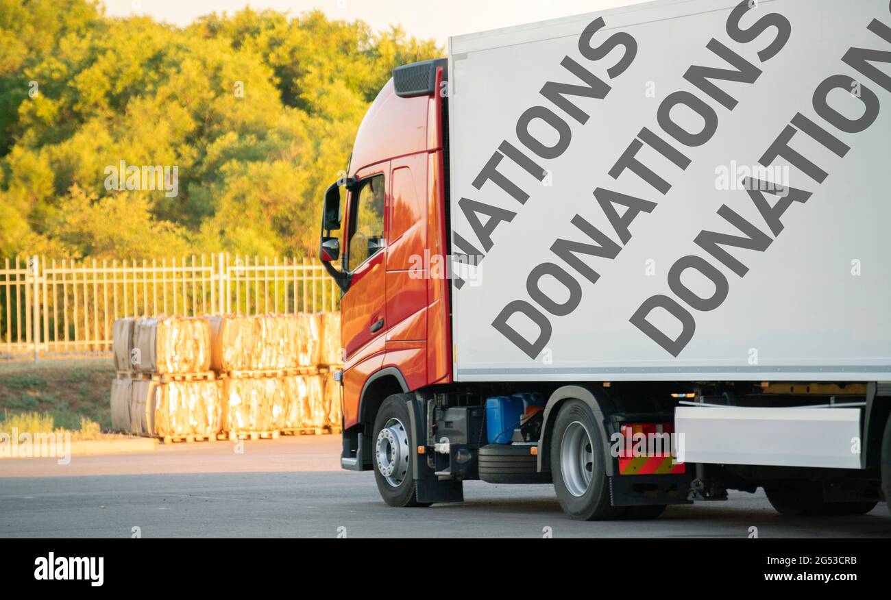 Ein riesiger LKW-Umzug mit Spendenvorräten im Inneren hilft den armen Ländern auf der Erde Stockfoto