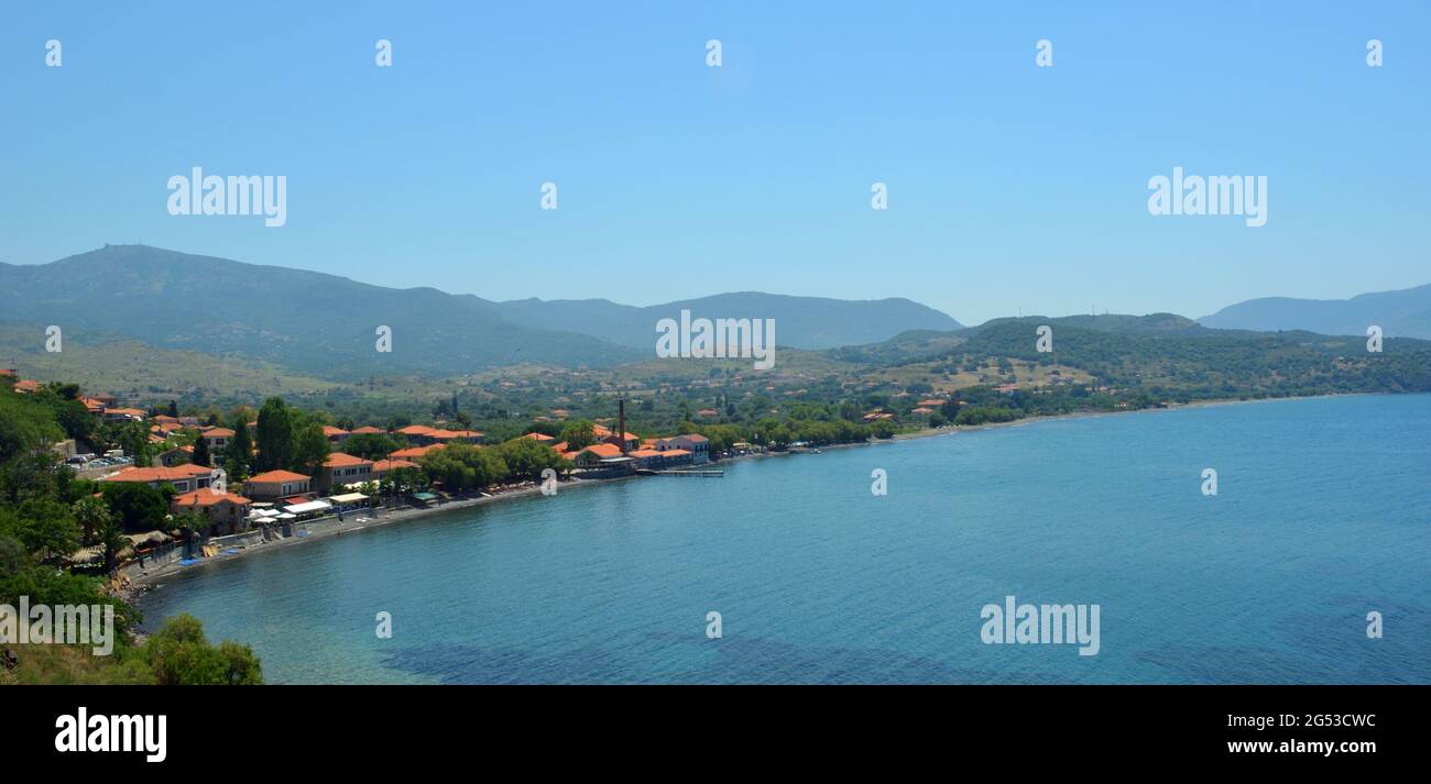 Molyvos, Lesvos, Griechenland Hotels, Restaurants und Strand mit Bergen im Hintergrund. Stockfoto