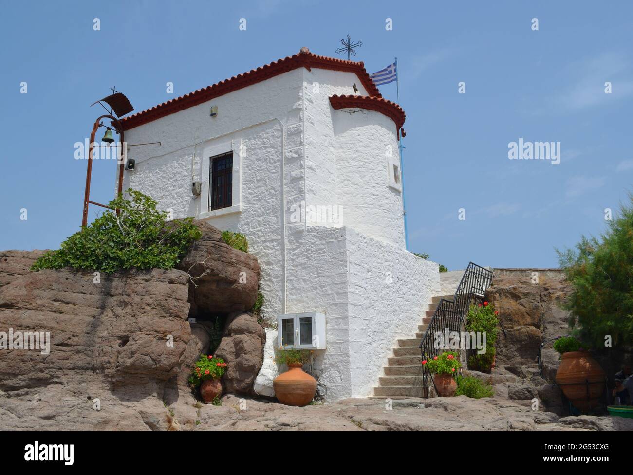 Die kleine Mermaid Madonna Kirche liegt direkt am Hafen von Skala Sikaminias Lesvos Griechenland Stockfoto