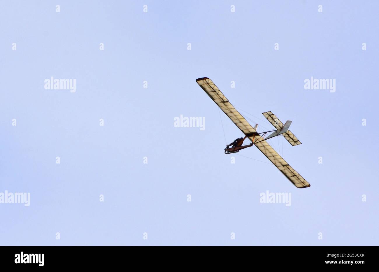 Vintage Schneider Glider im Flug blauer Himmel und Wolken. Stockfoto