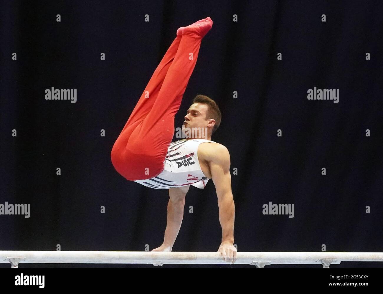 St. Louis, USA. 24. Juni 2021: Sam Mikulak tritt am 24. Juni 2021 am ersten Tag der olympischen Gymnastiktrials der Männer in den USA im The Dome im America's Center in St. Louis auf. Foto von Bill Greenblatt/UPI Credit: UPI/Alamy Live News Stockfoto
