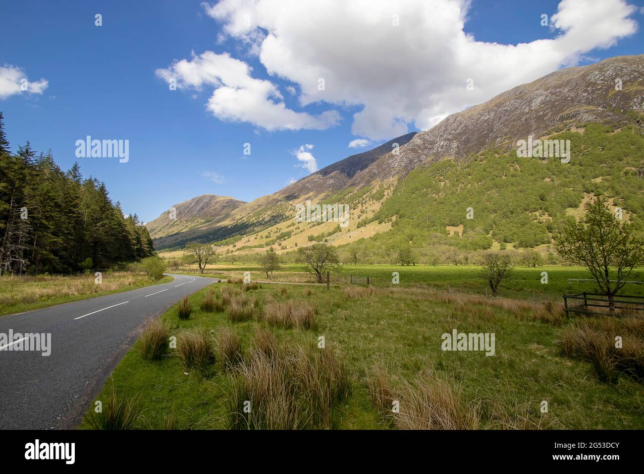 Die Straße, die durch Glen Nevis in Richtung Fort William in den schottischen Highlands, Großbritannien, führt Stockfoto