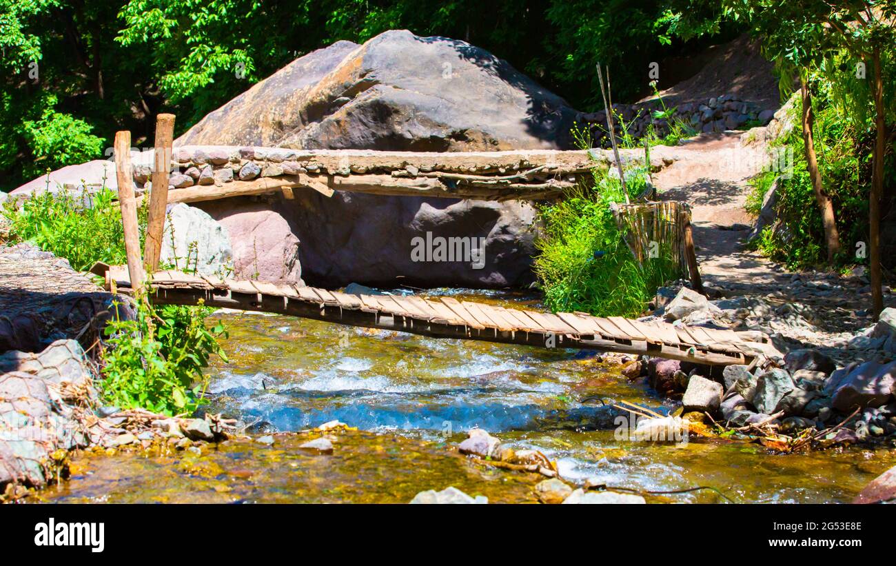 Alte Holzbrücke und ein Fluss Stockfoto