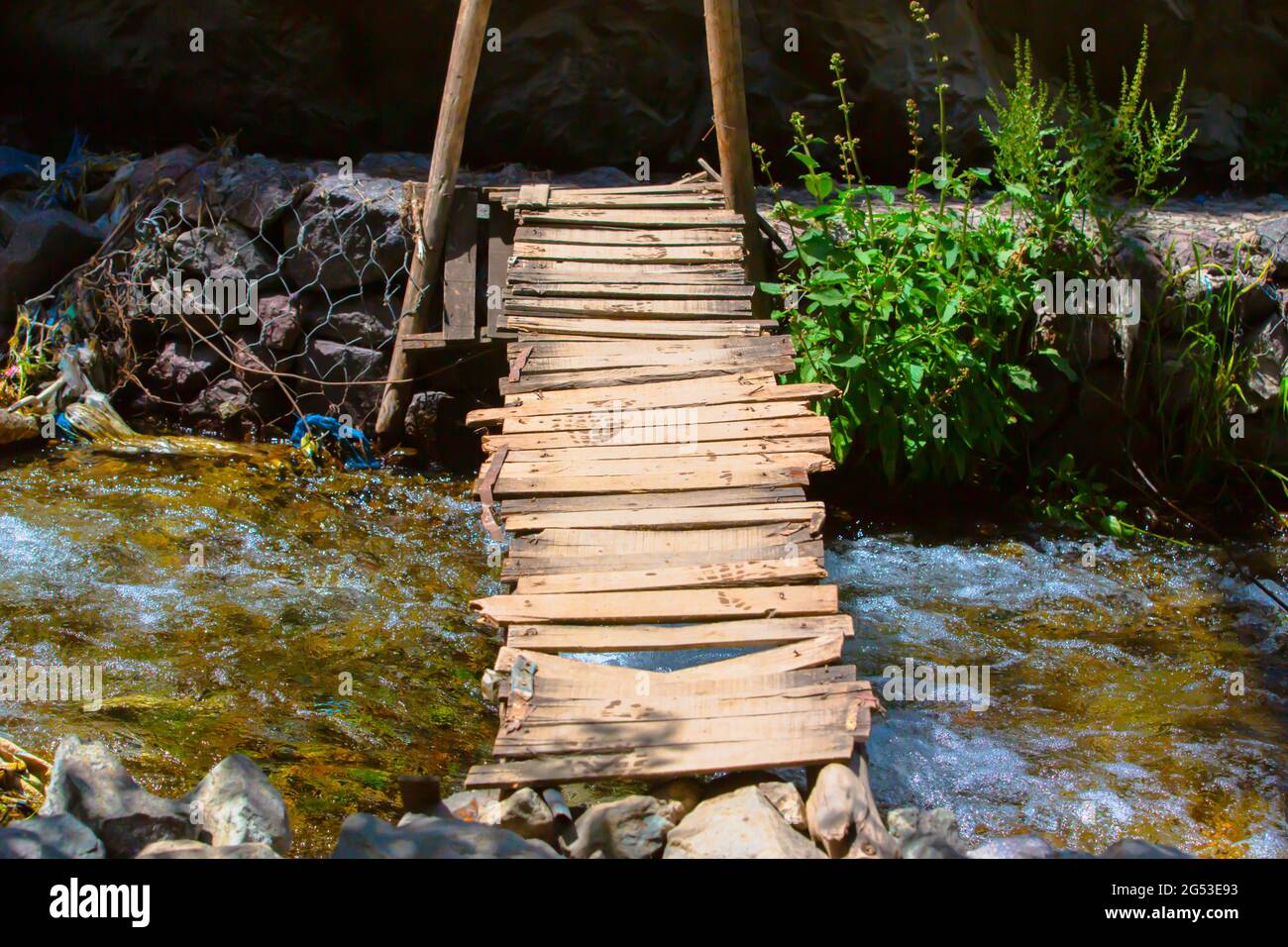 Alte Holzbrücke und ein Fluss Stockfoto