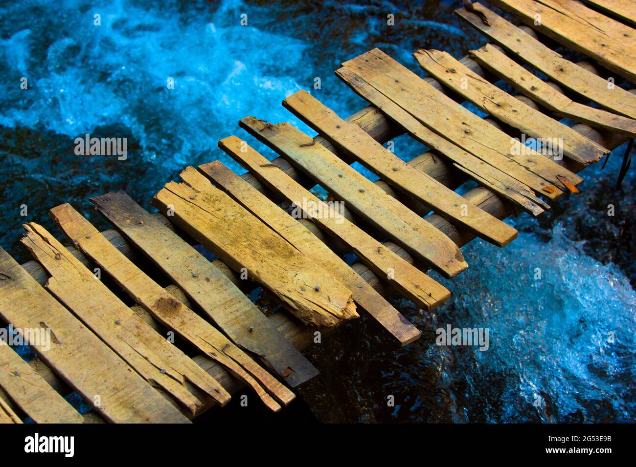 Alte Holzbrücke und ein Fluss Stockfoto