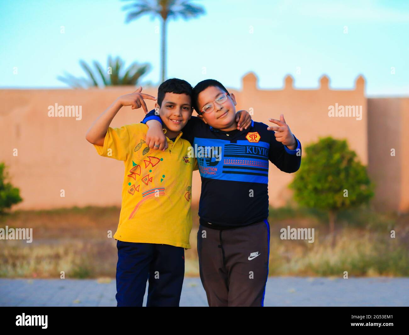 Marrakesch, Marokko - 03. MAI 2021 : Marokkanische Jungen posieren in der Stadt Marrakesch Stockfoto