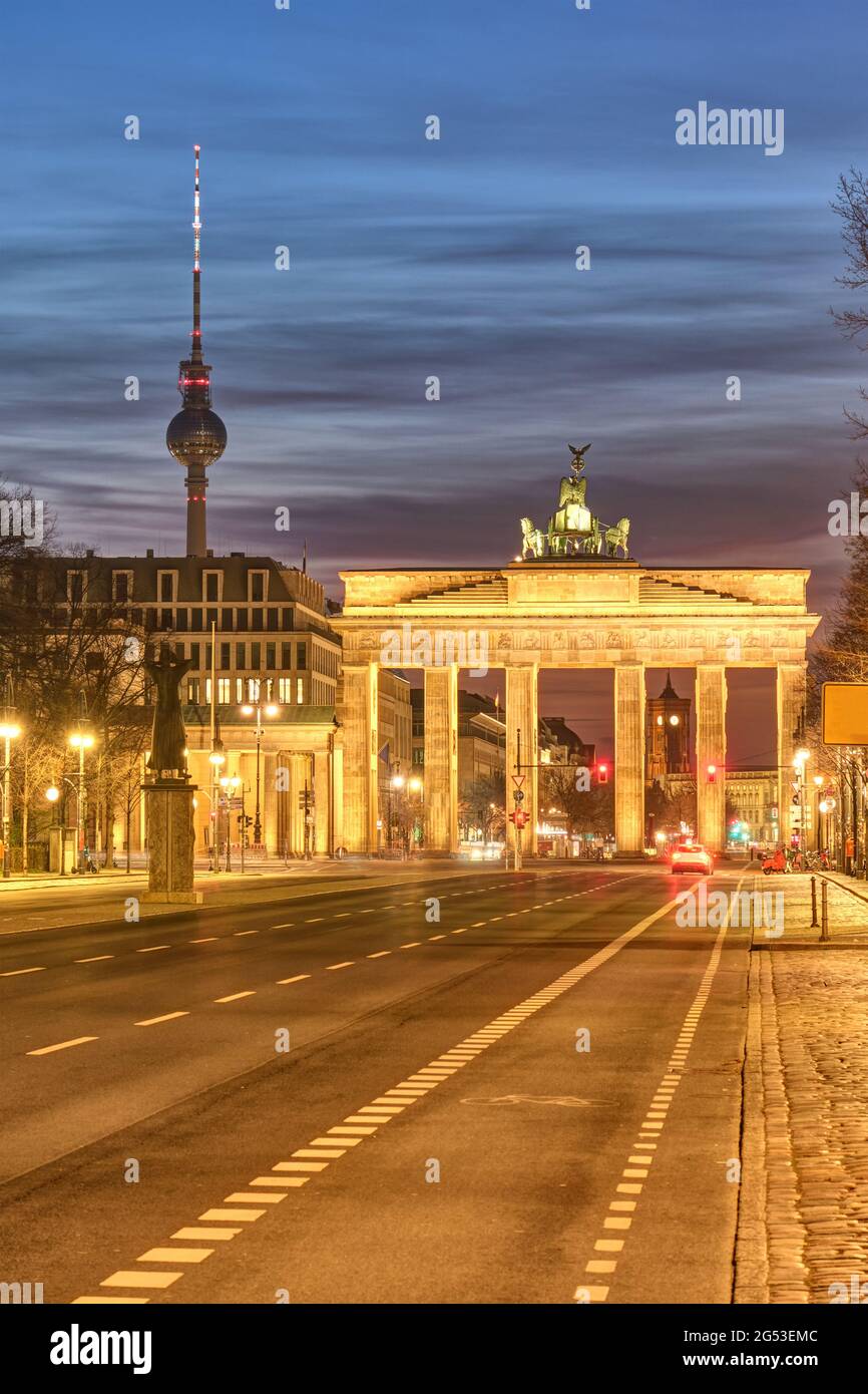 Das berühmte Brandenburger Tor in Berlin mit dem Fernsehturm in der Dämmerung Stockfoto