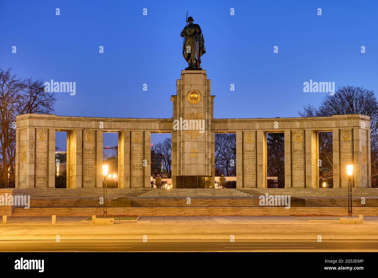 Das sowjetische Kriegsdenkmal im Tiergarten in Berlin bei Nacht Stockfoto