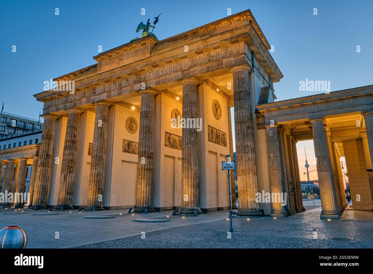 Die Rückseite des berühmten Brandenburger Tors in Berlin vor Sonnenaufgang mit Blick auf den Fernsehturm Stockfoto