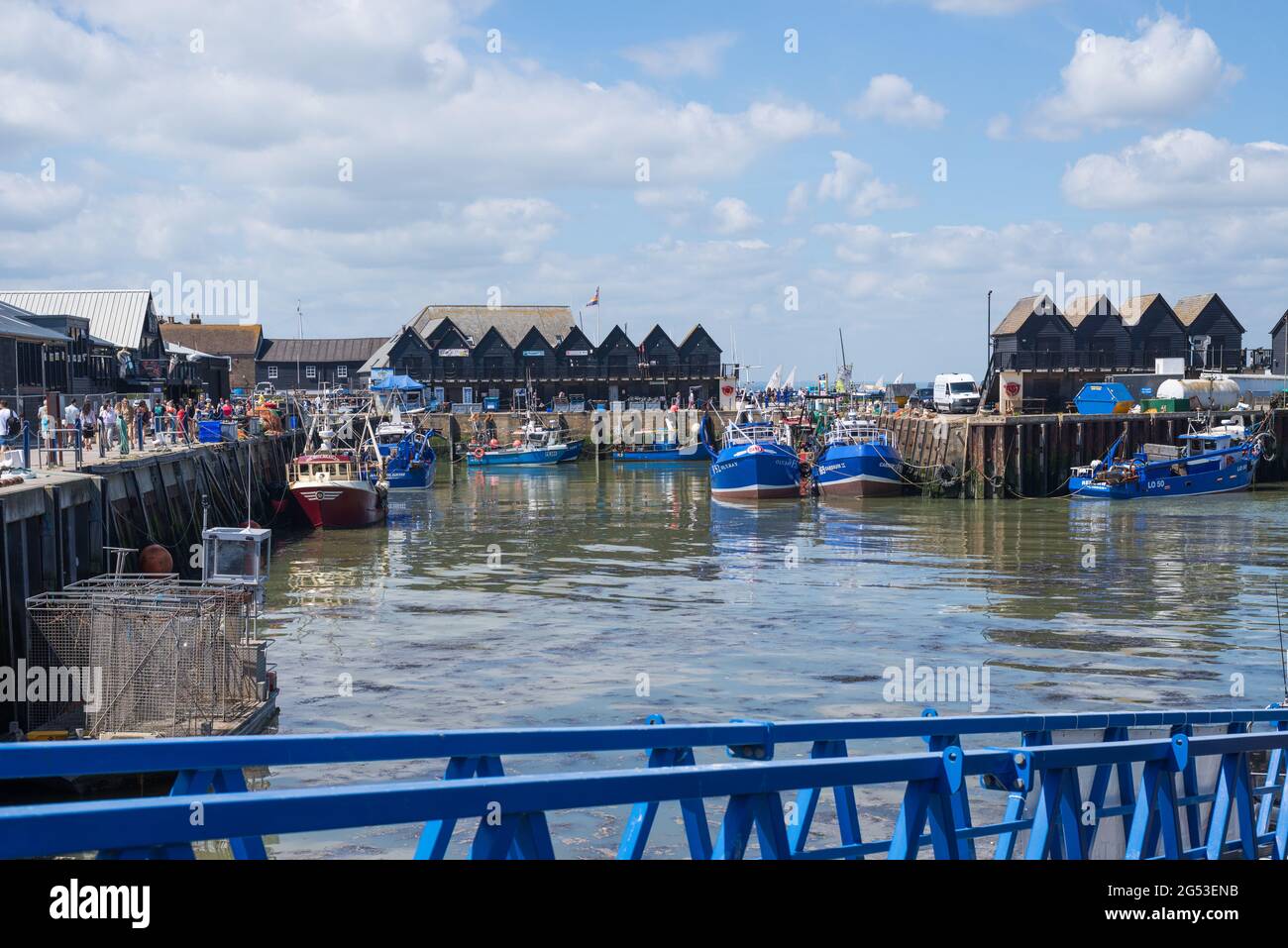 An einem sonnigen Sommertag vertäuten Fischerboote im Hafen von Whitstable. Whitstable, Kent, England, Großbritannien Stockfoto
