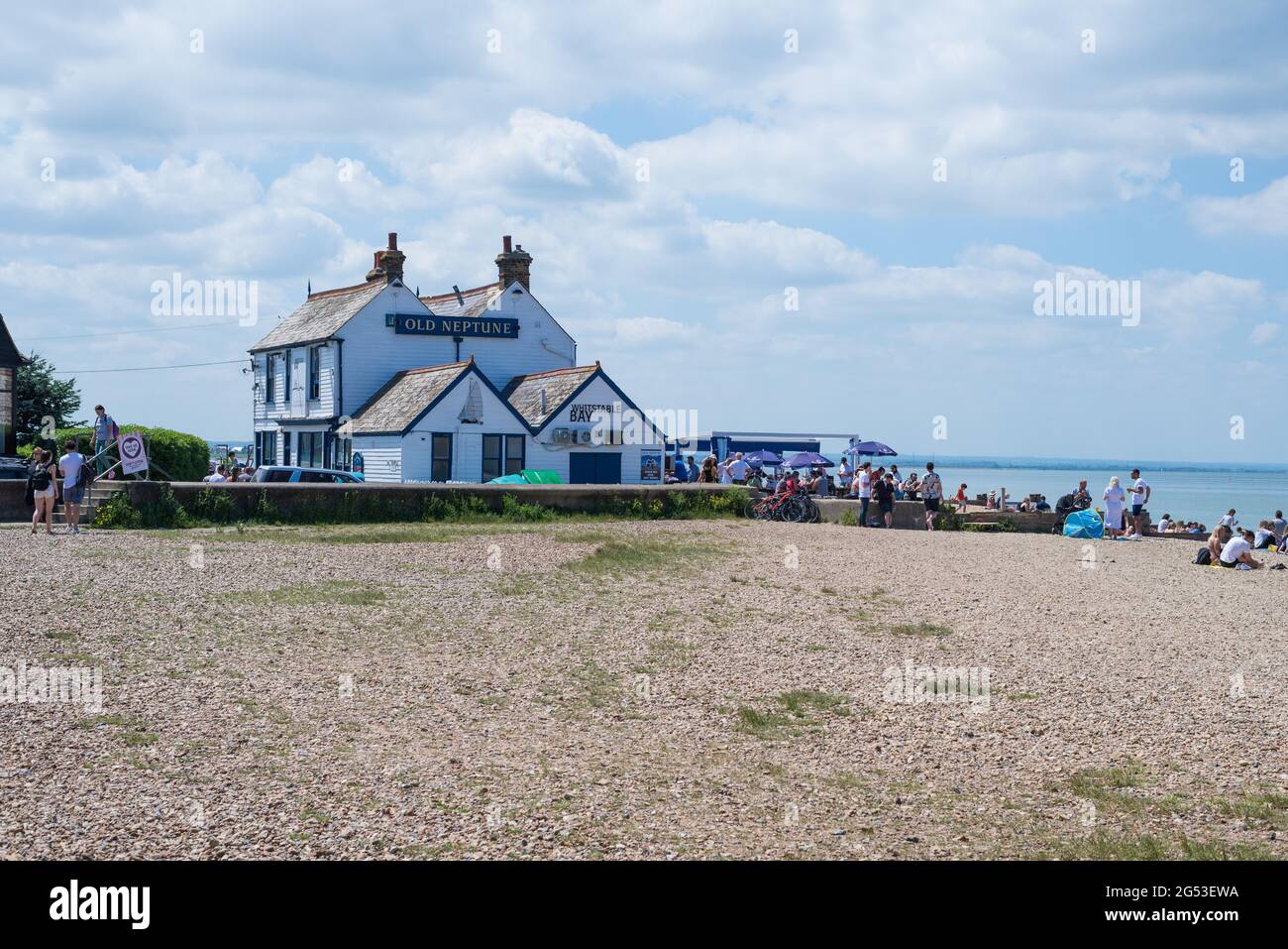 The Old Neptune, ein Pub und Restaurant am Strand in der Küstenstadt Whitstable. Leute draußen genießen Essen und Trinken. Kent, England, Großbritannien. Stockfoto