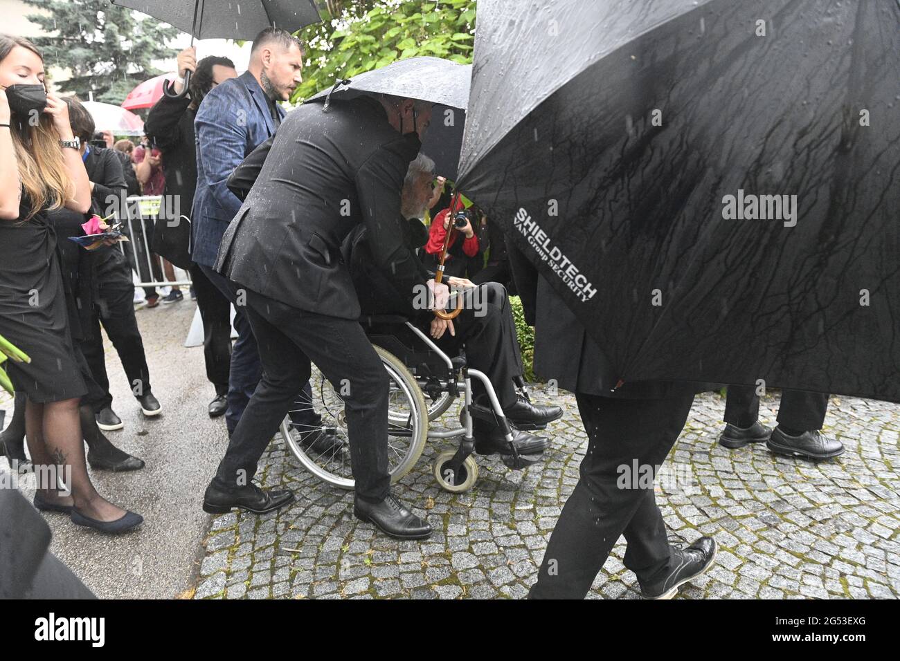 Praha, Tschechische Republik. Juni 2021. Der Schauspieler Josef Abraham, Ehemann von Libuse Safrankova, nimmt am 25. Juni 2021 an der letzten öffentlichen Verabschiedung mit der tschechischen Schauspielerin Libuse Safrankova in der Kirche St. Agnes von Böhmen in Prag-Roztyly, Tschechien, Teil. Safrankova, international bekannt vor allem für ihre Titelrolle im beliebten Märchenfilm Three Gifts for Cinderella (Tri orisky pro Popelku, 1973), starb am 9. Juni 2021 im Alter von 68 Jahren. Quelle: Michal Kamaryt/CTK Photo/Alamy Live News Stockfoto