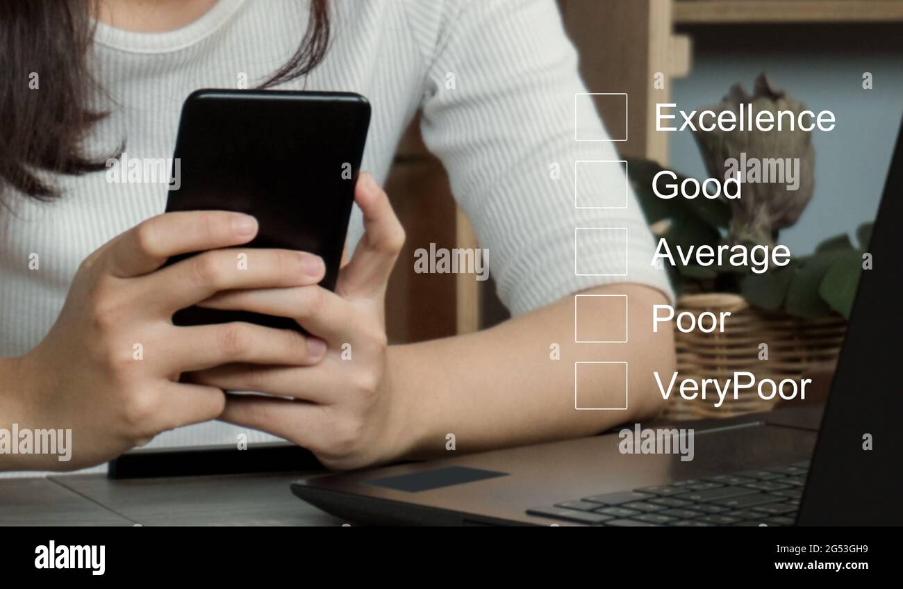 Customer Service Evaluation Concept.Businessfraues Hand Putting Häkchen ein Kontrollkästchen auf dem Smartphone für eine Zufriedenheitsumfrage. Stockfoto