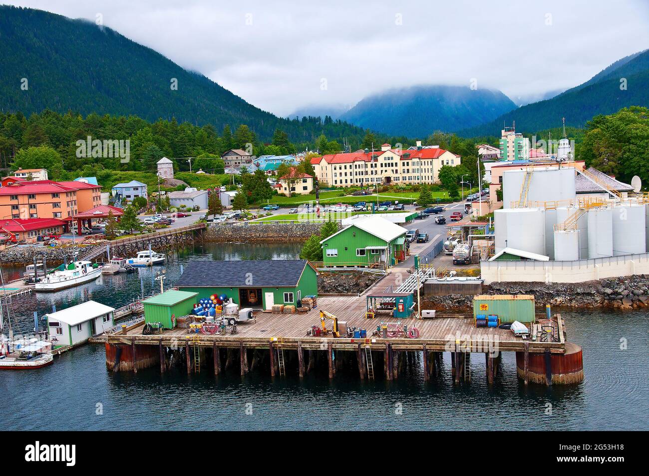 Sitka Harbour, Pioneer Home Beyond mit rotem Dach, Sitka, Alaska Stockfoto