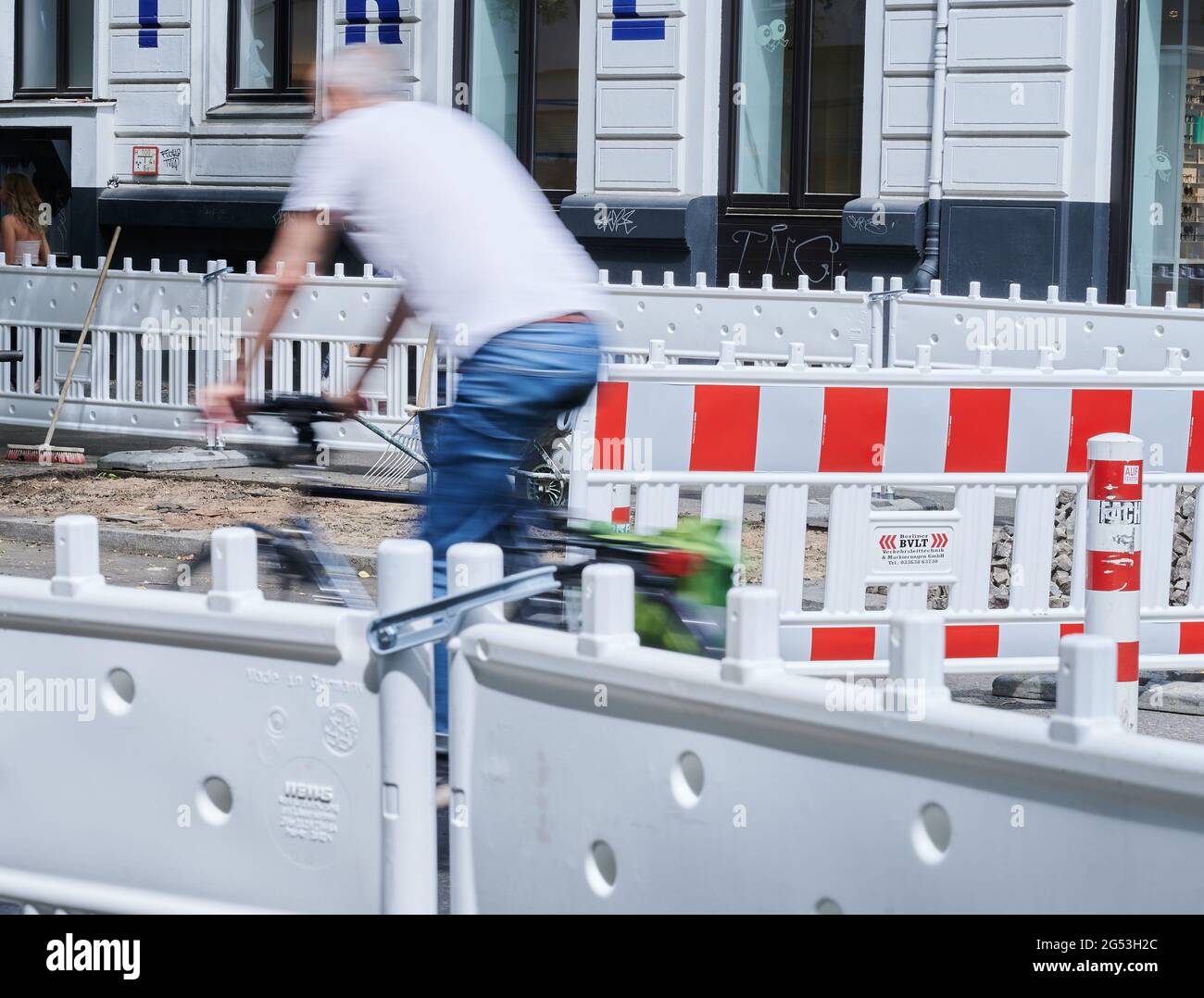 Berlin, Deutschland. Juni 2021. Ein Radfahrer fährt zwischen den Baustellen des Radweges an der Bergmannstraße. Im ersten Teil der Bauphase soll die Fahrradspur für beide Richtungen insgesamt drei Meter breit sein. In der 2. Bauphase soll die Bergmannstraße teilweise autofrei werden. Quelle: Annette Riedl/dpa/Alamy Live News Stockfoto