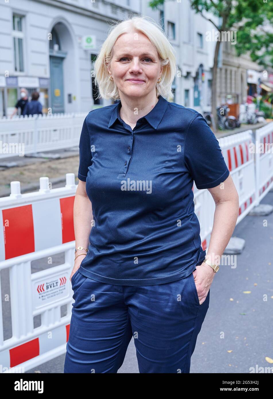 Berlin, Deutschland. Juni 2021. Verkehrssenatorin Regine Günther (Bündnis90/ die Grünen) steht auf der Baustelle des zukünftigen Radweges in der Bergmannstraße. Im ersten Teil der Bauphase soll der Radweg für beide Richtungen insgesamt drei Meter breit sein. In der 2. Bauphase soll die Bergmannstraße teilweise autofrei werden. Quelle: Annette Riedl/dpa/Alamy Live News Stockfoto