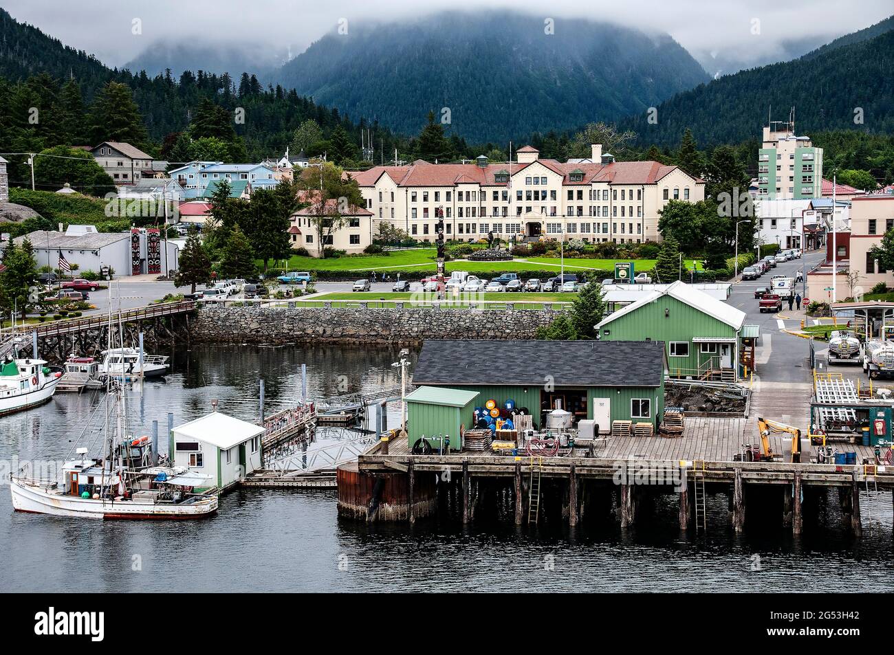 Sitka Harbour, Pioneer Home Beyond mit rotem Dach, Sitka, Alaska Stockfoto