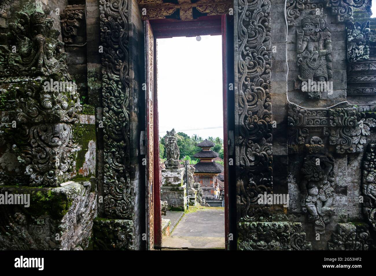 Blick durch eine der Türen des Haupteingangs des Pura-Kehen-Tempels. Cempaga, Bangli Regency, Bali, Indonesien. Stockfoto