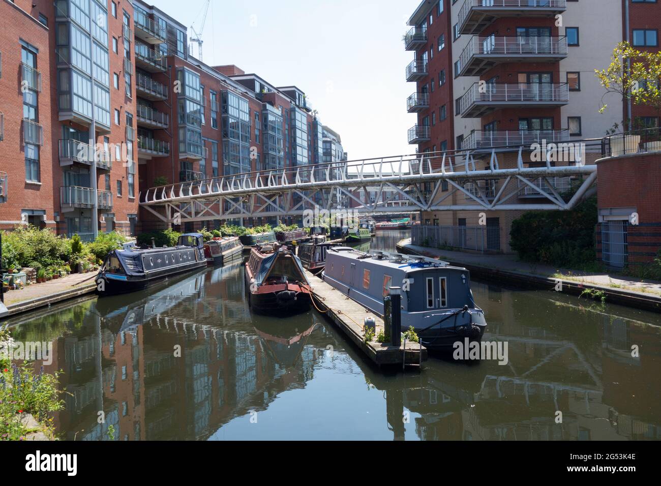 Narrowboats / Barges vertäuten in Oozell Street Loop Kanal Birmingham UK Stockfoto