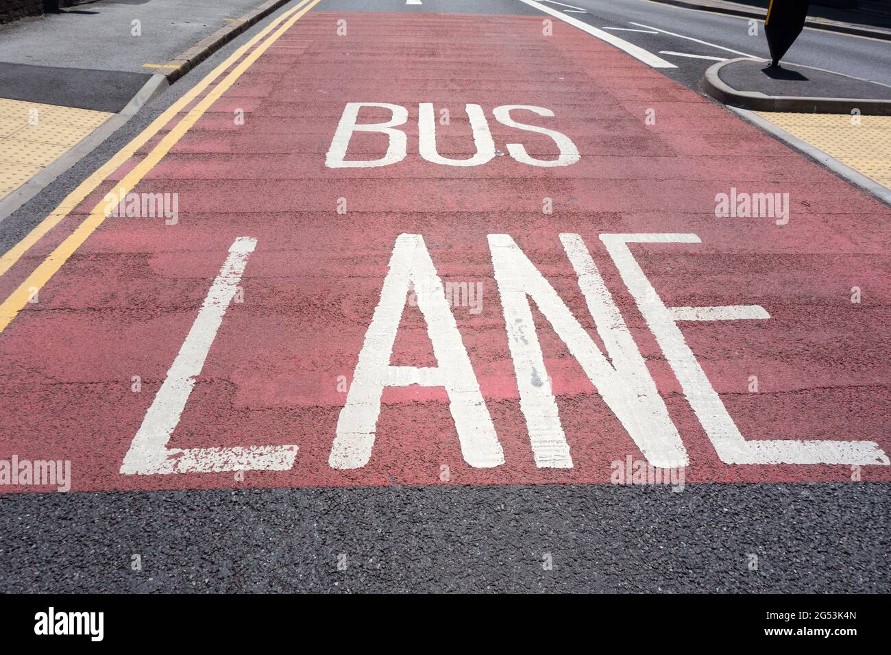Aufschrift der Busspur auf der Asphalt-/Straßenoberfläche in Birmingham, Großbritannien Stockfoto