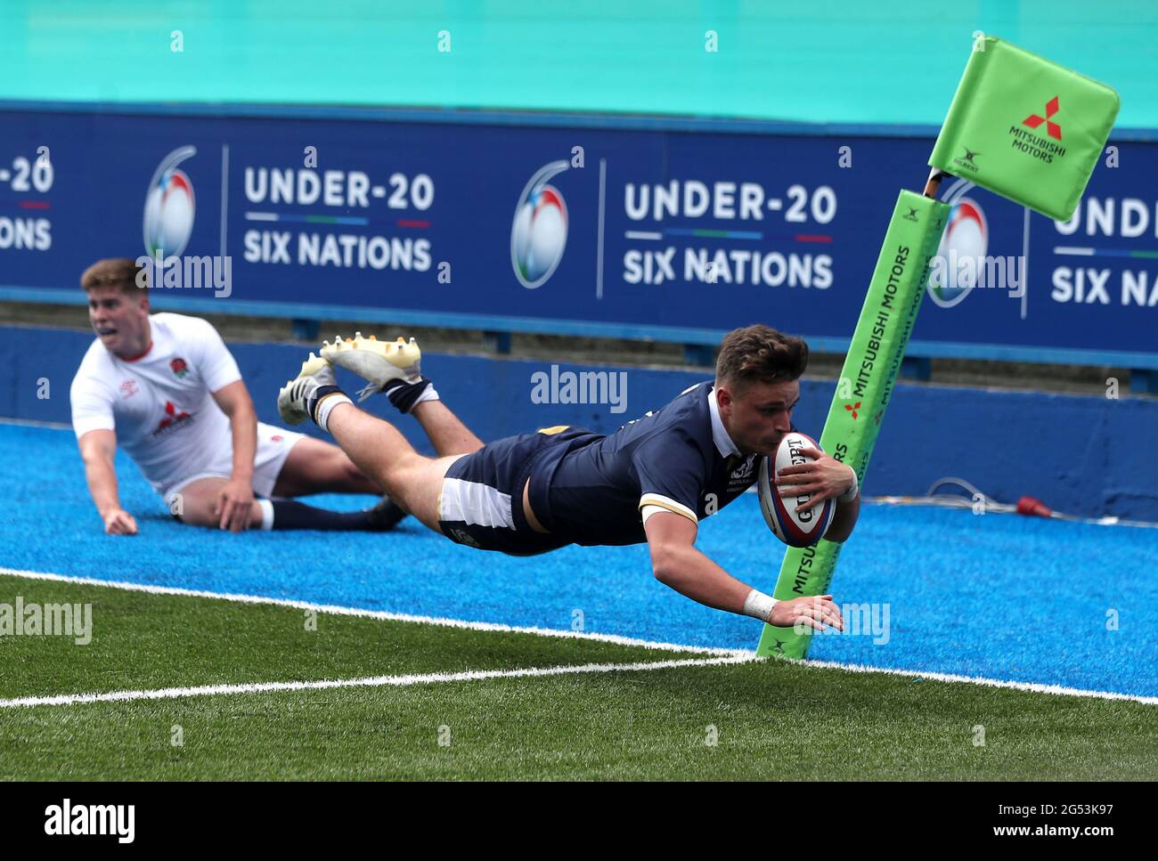 Der schottische Scott King erzielt den dritten Versuch seiner Seite, bevor er beim Six Nations-Spiel unter 20 Jahren im Cardiff Arms Park, Cardiff, vom Schiedsrichter ausgeschlossen wird. Bilddatum: Freitag, 25. Juni 2021. Stockfoto