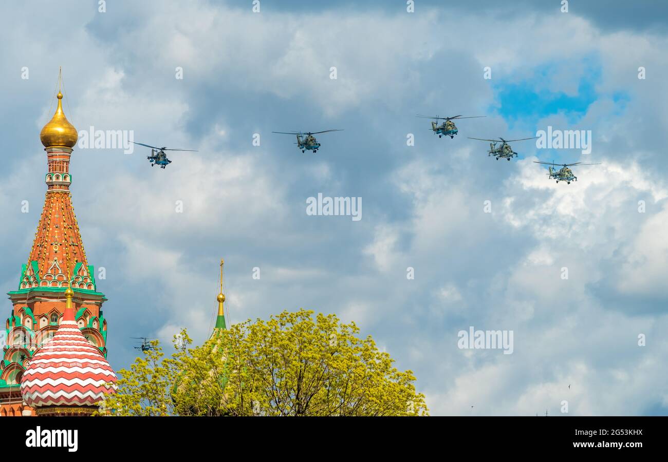 7. Mai 2021, Moskau, Russland. Mehrzweck-Angriffshubschrauber Mi-35S und Mi-24 über dem Roten Platz in Moskau. Stockfoto