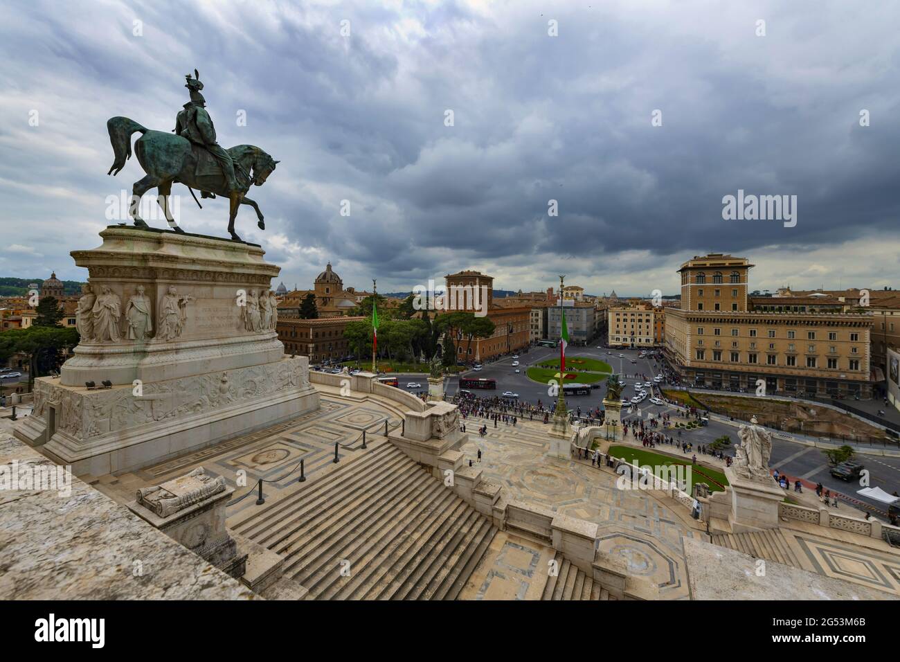 Vittorio Emmanuele Denkmal in Rom unter bewölktem Himmel Stockfoto