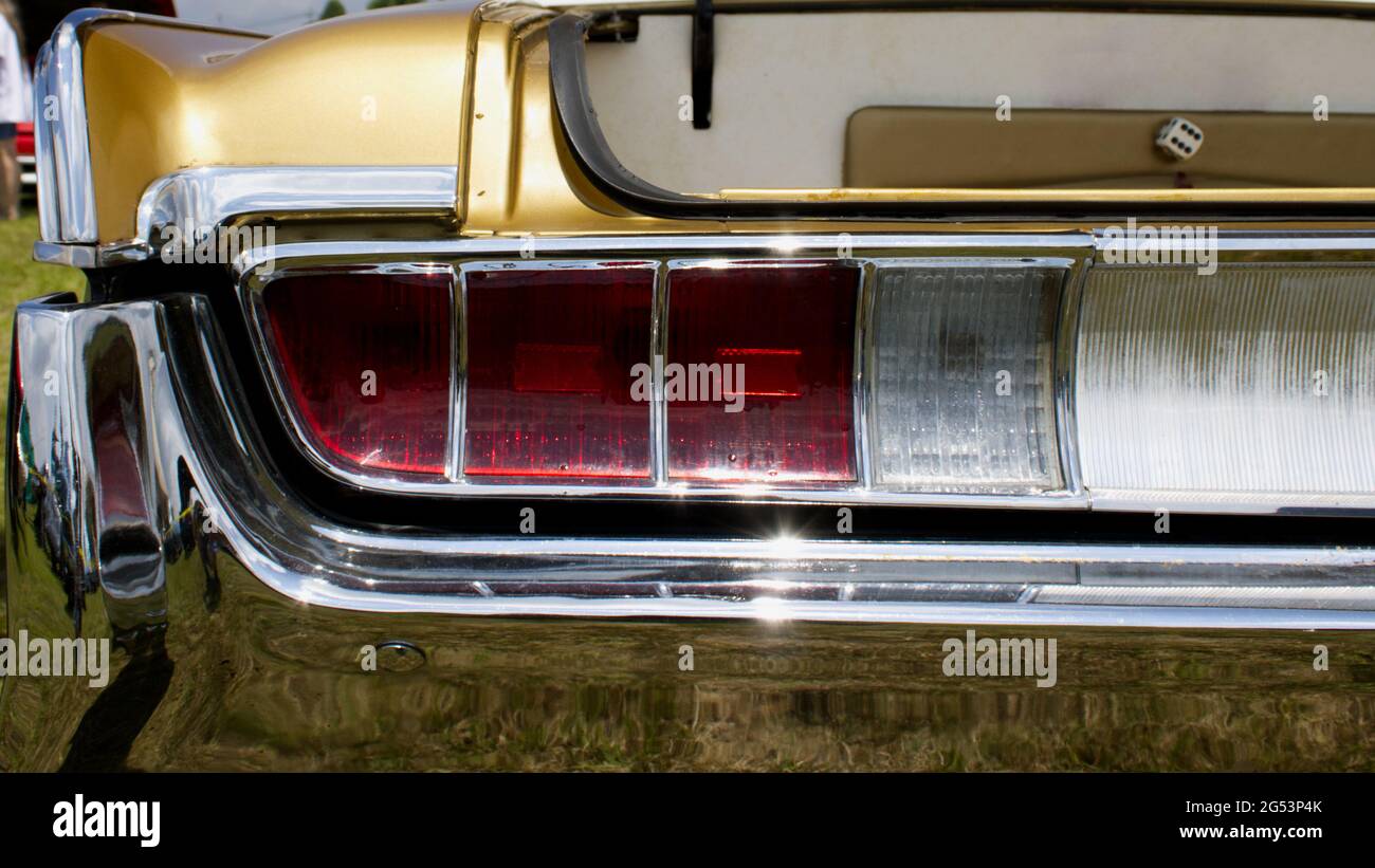 Eine Nahaufnahme eines Rücklichts eines alten amerikanischen Luxuswagens Stockfoto