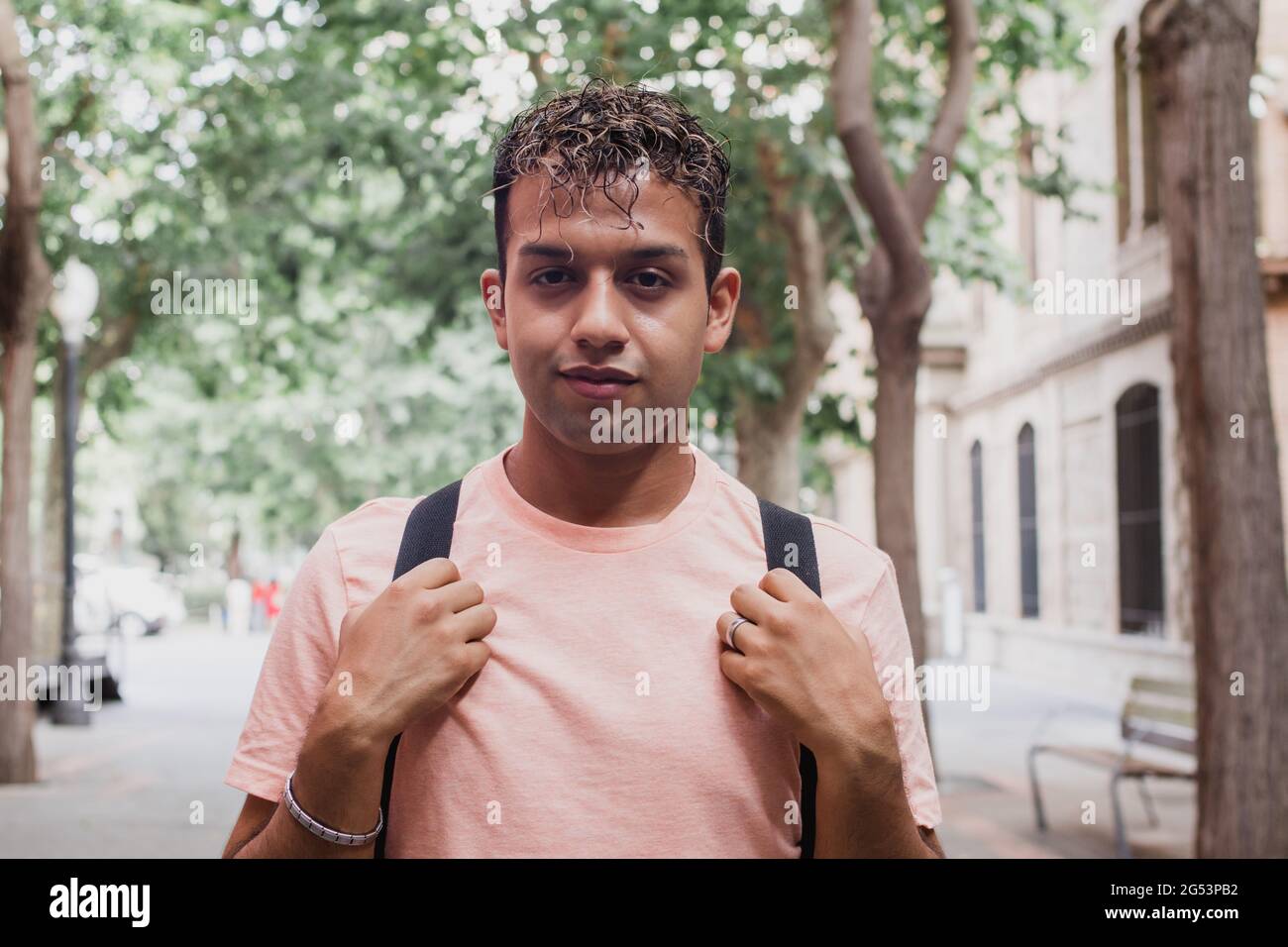 Portrait junger lateinstudent mit Tasche. Latino-Mann auf dem Universitätscampus Stockfoto