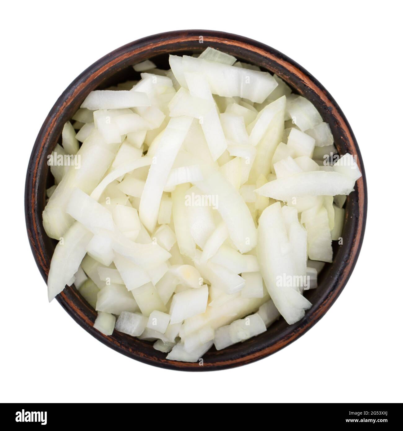 Weiße Zwiebel in einer Tonschüssel gehackt. Gemüse, Zutaten und Grundnahrungsmittel. Isoliertes Makro-Food-Foto oben auf weißem Hintergrund. Datei enthält c Stockfoto