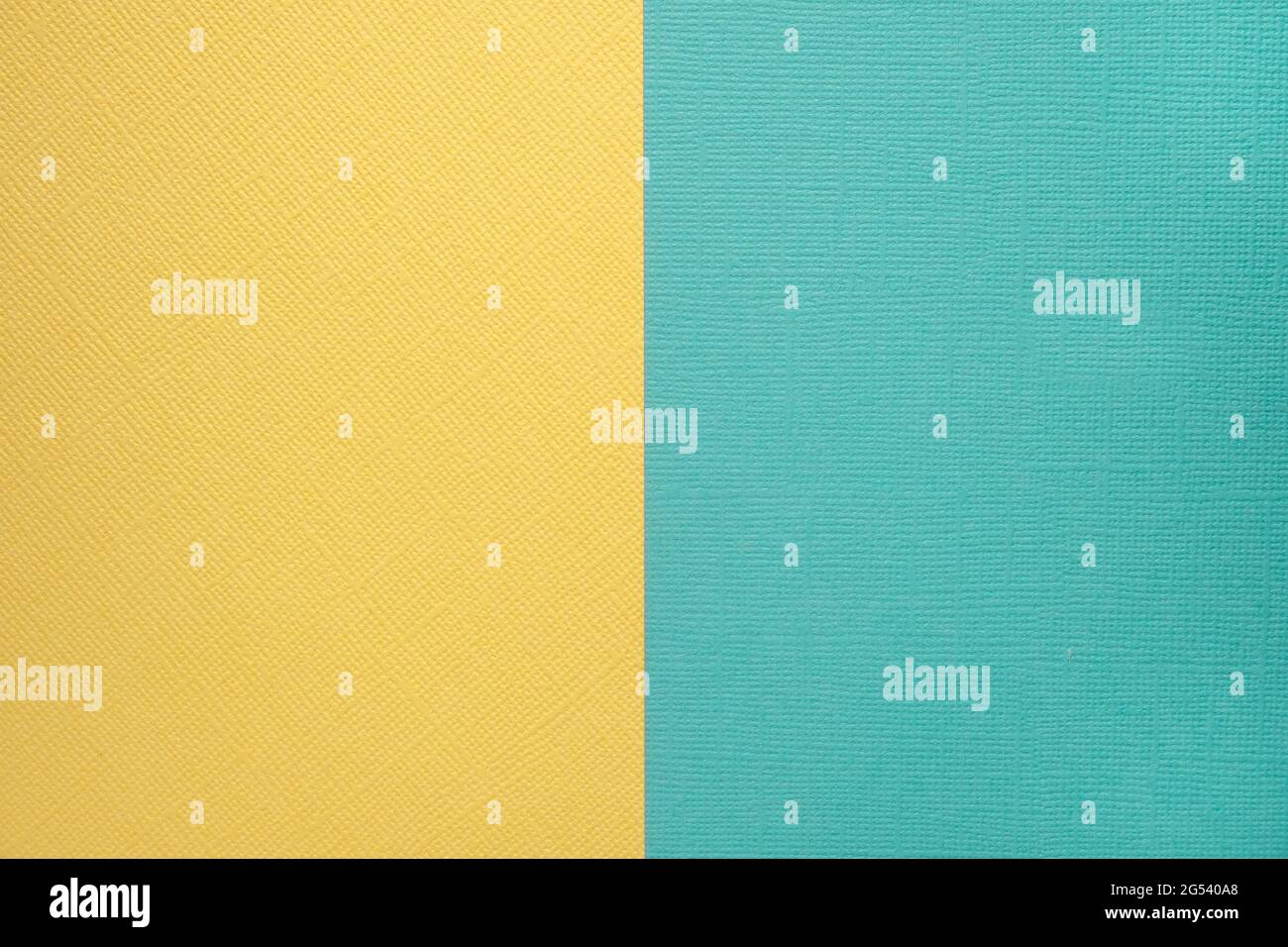Zwei farbige Papiere mit einer blauen und gelben Überlagerung auf dem Boden. Sie teilen die Hälfte des Bildes. Zweifacher Hintergrund, flach liegend. Hochwertige Fotos Stockfoto