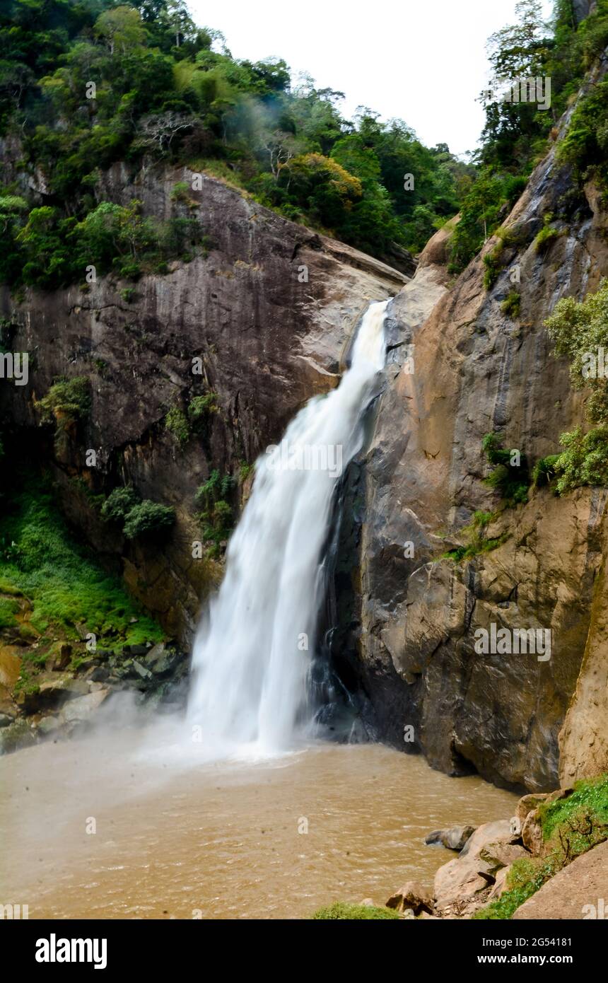 Dunhinda Wasserfall in Badulla, Sri Lanka. Der wunderschöne Wasserfall in srilanka. september 2015 Stockfoto