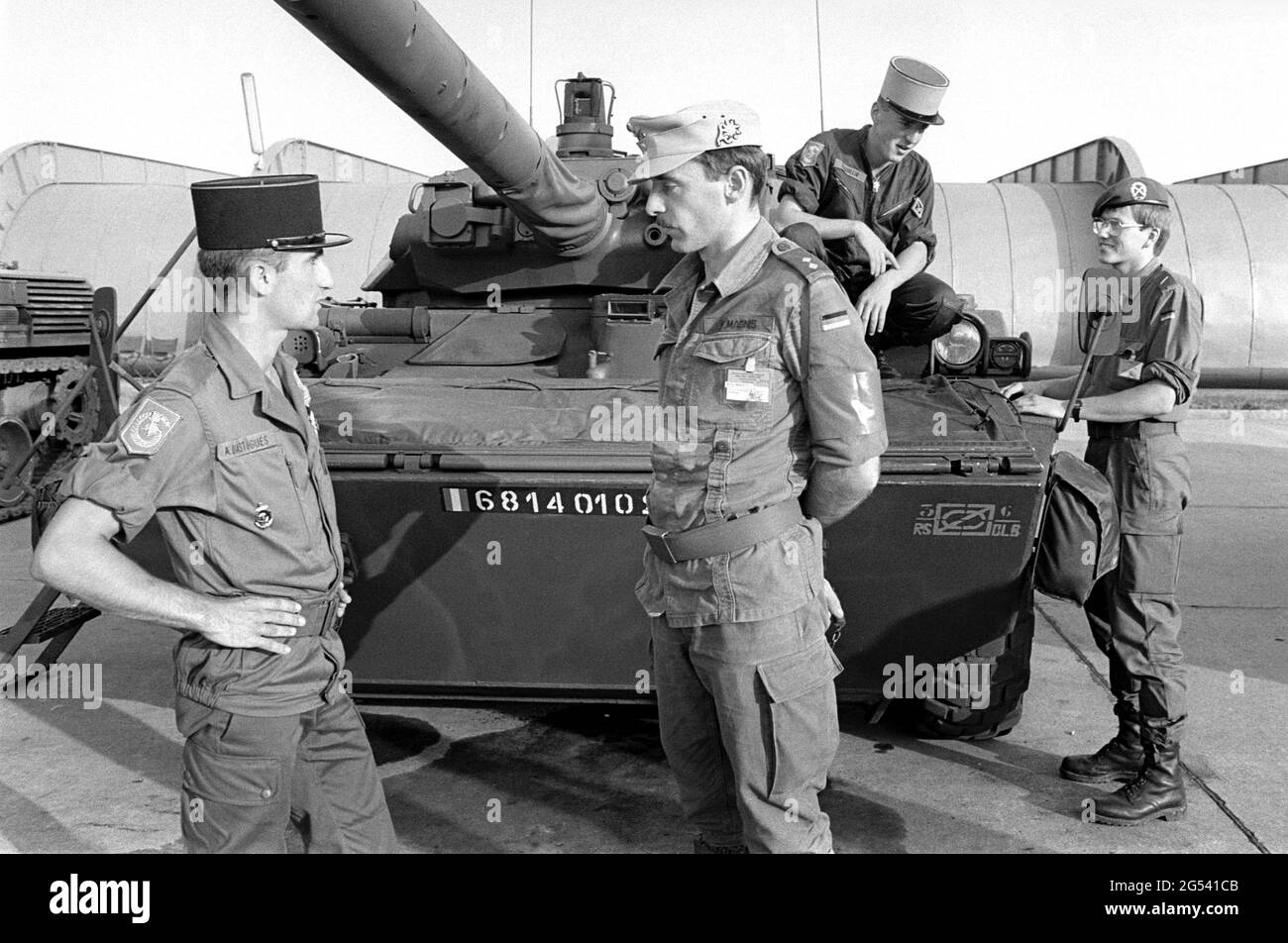 - Französisch-deutsche bilaterale Militärübung in Bayern, französische und deutsche Soldaten vor einem schweren gepanzerten Wagen der französischen Armee AMX-10RC, September 1987 - Esercitazione militare bilaterale franco-tedesca in Baviera, militari francesi e tedeschi davanti autoblindo Pesante AMX-10RC dell'esercito Francese, Settembre 1987 Stockfoto