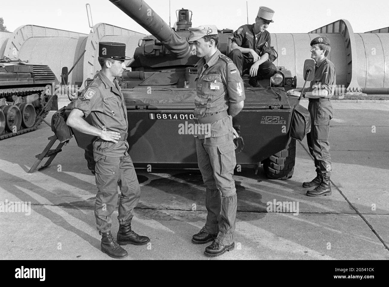 - Französisch-deutsche bilaterale Militärübung in Bayern, französische und deutsche Soldaten vor einem schweren gepanzerten Wagen der französischen Armee AMX-10RC, September 1987 - Esercitazione militare bilaterale franco-tedesca in Baviera, militari francesi e tedeschi davanti autoblindo Pesante AMX-10RC dell'esercito Francese, Settembre 1987 Stockfoto
