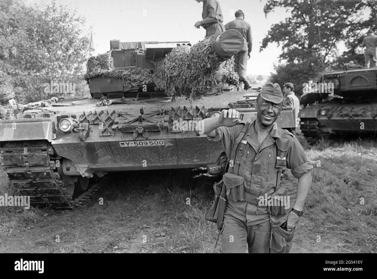 - Französisch-deutsche bilaterale Militärübung in Bayern, französischer Soldat vor einem Leopard 2 Panzer der deutschen Armee, September 1987 - Esercitazione militare bilaterale franco-tedesca in Baviera, militare francese davanti ad un carro armato Leopard 2 dell'esercito tedesco, Settembre 1987 Stockfoto