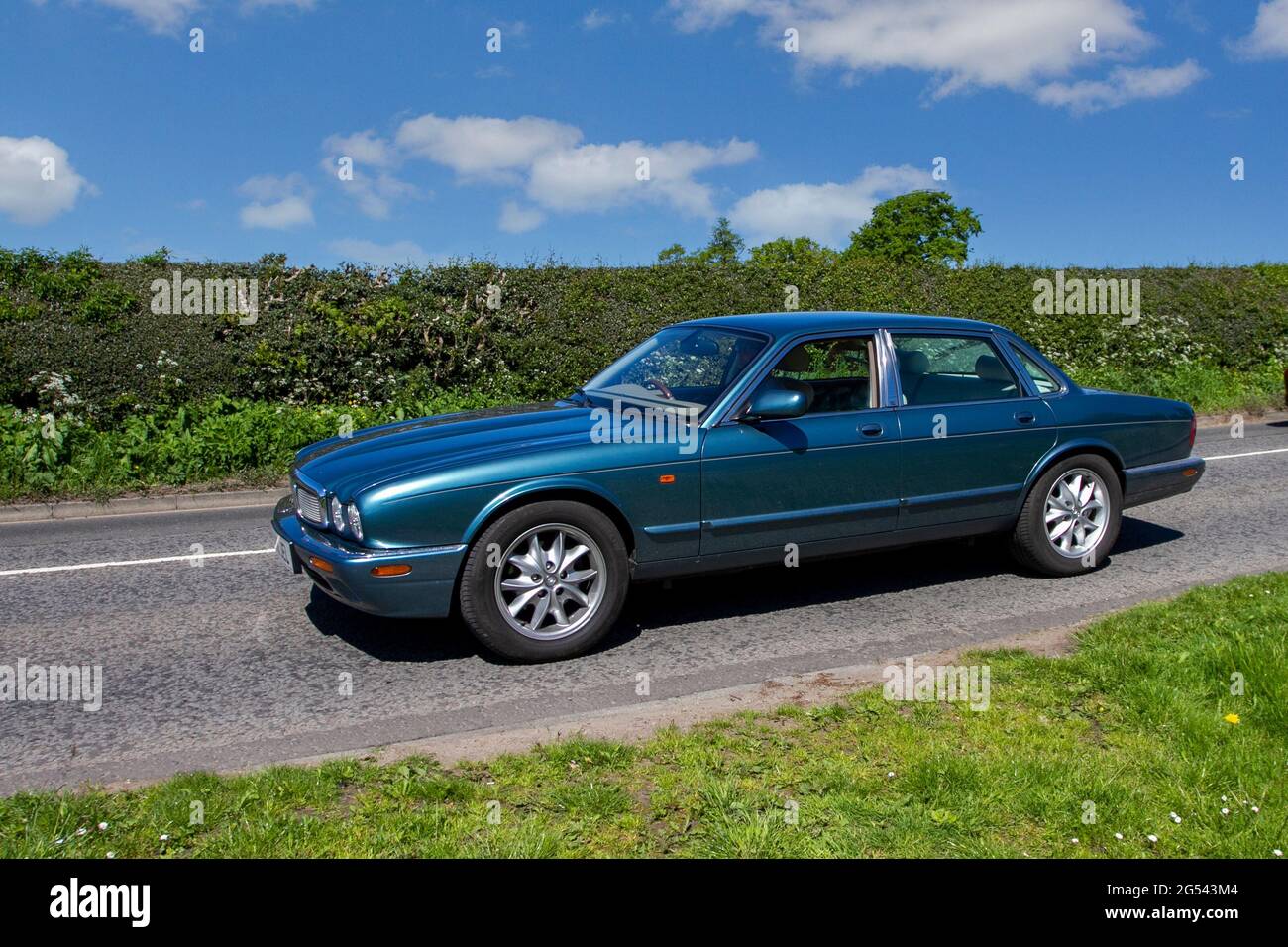 2001 blauer Jaguar XJ Executive 3248 ccm Benziner, 4-Türer, auf dem Weg zur Capesthorne Hall Classic Car Show im Mai, Ceshire, Großbritannien Stockfoto
