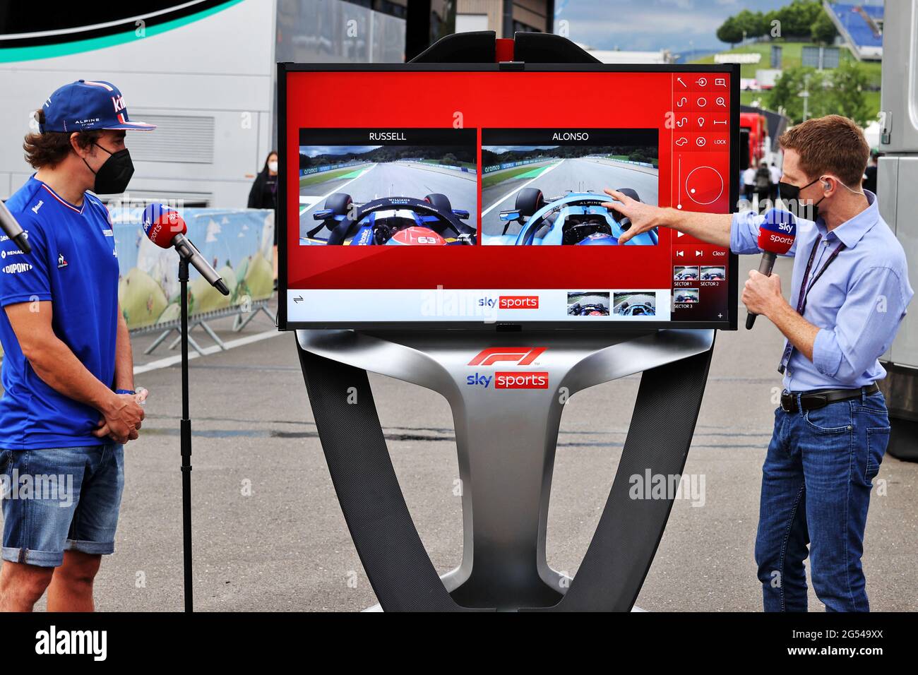 Spielberg, Österreich. Juni 2021. (L bis R): Fernando Alonso (ESP) Alpine F1 Team mit Anthony Davidson (GBR) Sky Sports F1 Presenter. Steiermark Grand Prix, Freitag, 25. Juni 2021. Spielberg, Österreich. Quelle: James Moy/Alamy Live News Stockfoto